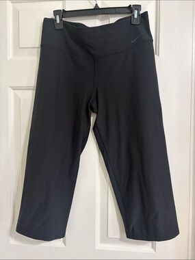 Nike Black Cropped Capri Athletic Leggings